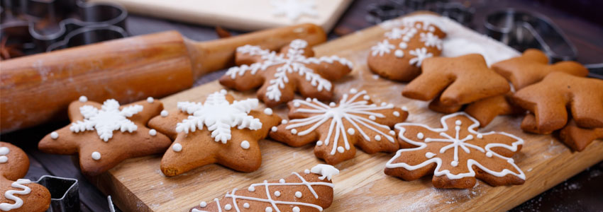 Baka pepparkakor. Avsluta med att njuta av det färdiga resultatet framför den tända brasan.