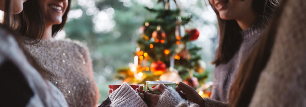 Jul med bästa vännerna kan vara väl så meningsfullt som det traditionella "ekorrhjulet".