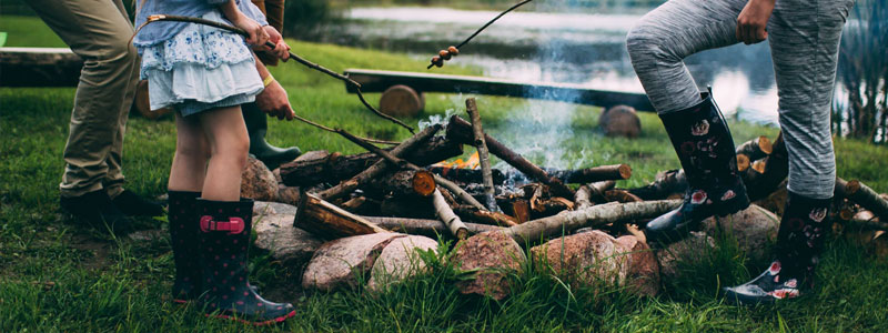 Grilla! Samla alla du känner, stora och små, familj och vänner, och gör upp en eld på en vacker plats. Grilla korv och marshmallows och bara umgås. Det kommer bli skönt och avslappnat. Om du vågar – bjud med dejten! Det blir ett riktigt eldprov...  ;)