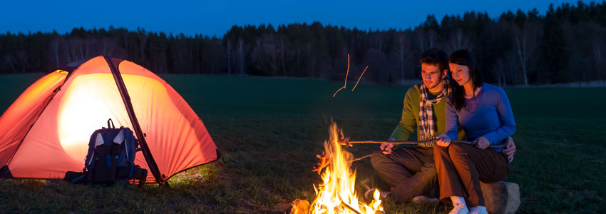 5. Campa! En fin kväll, ett tält, en brasa och massa filtar = romantik på hög nivå!