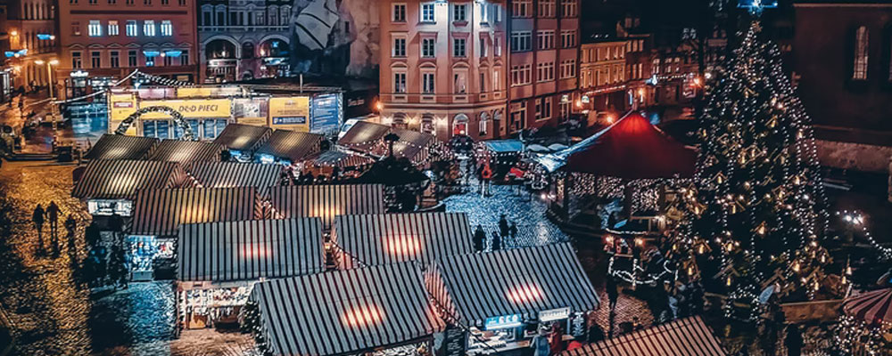 Gå på julmarknad. Strosa runt i decembermörkret, njut av doftande eld, julstämning och varm glögg.